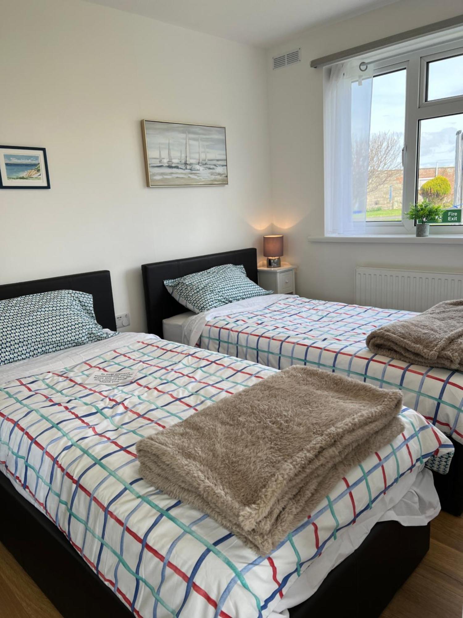 Chine Cottage Self-Catering Coastal Bungalow In Rural West Wight Freshwater Eksteriør bilde